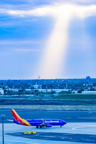 Boeing 737-800 (N8610A) - A Southwest Airlines 737-800 taxing on a cloudy morning at PHX as the sun starts to poke through the clouds on 1/17/23. Taken with a Canon R7 and Tamron 70-200 G2 lens.