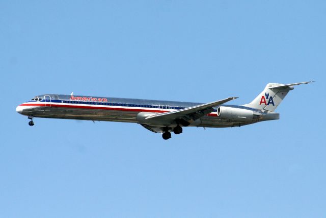 McDonnell Douglas MD-83 (N9622A) - On final approach for R27 operating flight AAL1505 from KDFW on 11-Aug-11.