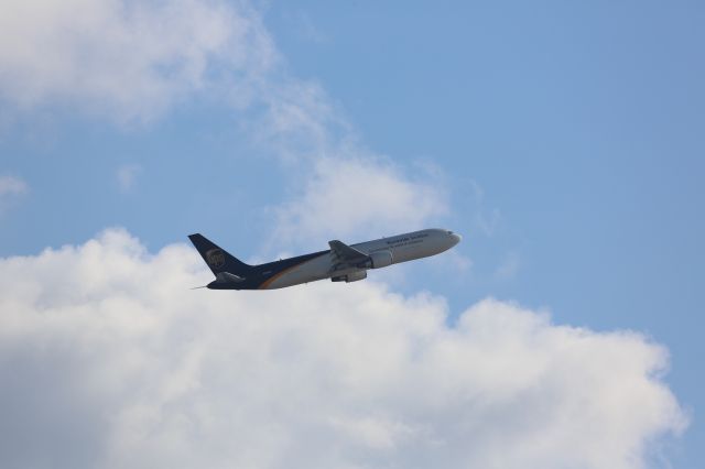 BOEING 767-300 (N351UP)