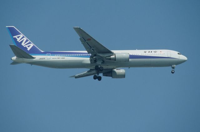 BOEING 767-300 (JA8291) - Final Approach to Tokyo-Haneda Intl Airport Rwy16L on 1997/09/01