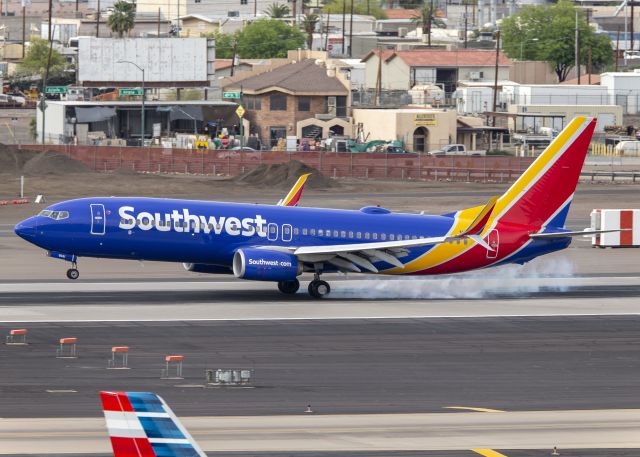 Boeing 737-800 (N8681M)