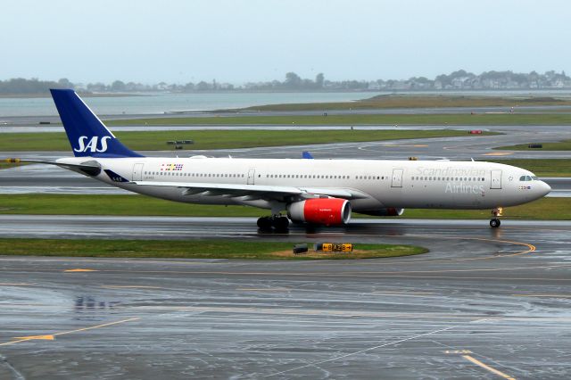 Airbus A330-300 (LN-RKO) - Scandinavian 928 to Copenhagen taxiing on Bravo