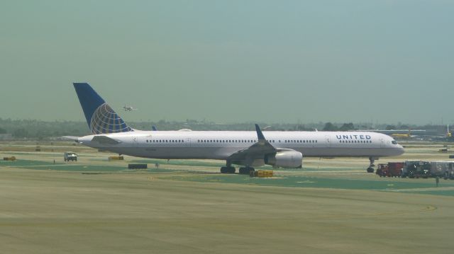 BOEING 757-300 (N77685)