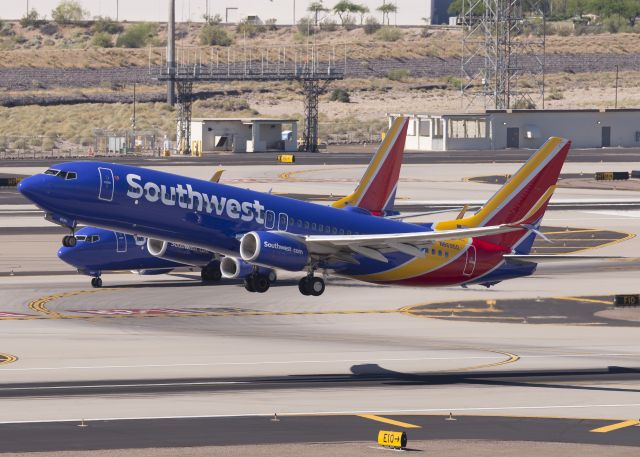 Boeing 737-800 (N8695D)