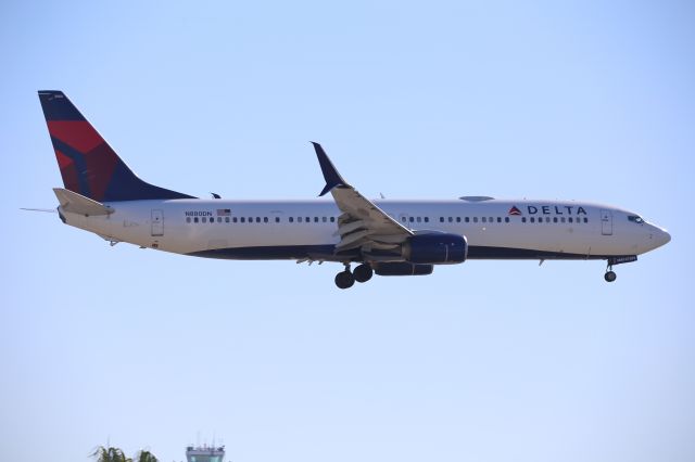 Boeing 737-900 (N880DN)