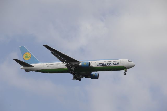 BOEING 767-300 (UK-67001) - Final Approach to Narita Intl Airport R/W16L on 2011/4/29