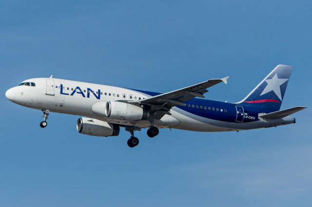 Airbus A320 (LV-CKV) - LATAM Argentina (Operated by LAN Argentina) - Airbus A320-233br /Registration: LV-CKVbr /br /Buenos Aires (EZE) / São Paulo (GRU)br /br /Foto tirada em: 29/05/2016br /Fotografia: Marcelo Luiz