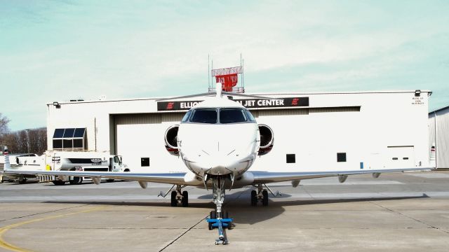 Bombardier Challenger 300 (N584D) - Sitting on the ramp ready for flight.