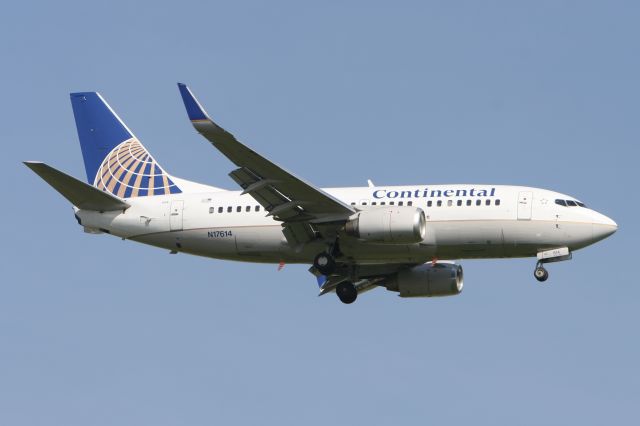 Boeing 737-500 (N17614) - June 25, 2010 - on final for Detroit