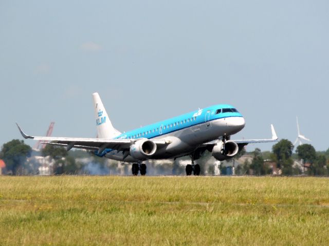 Embraer ERJ-190 (PH-EZK)