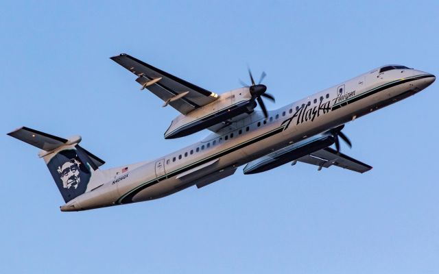 de Havilland Dash 8-400 (N406QX)