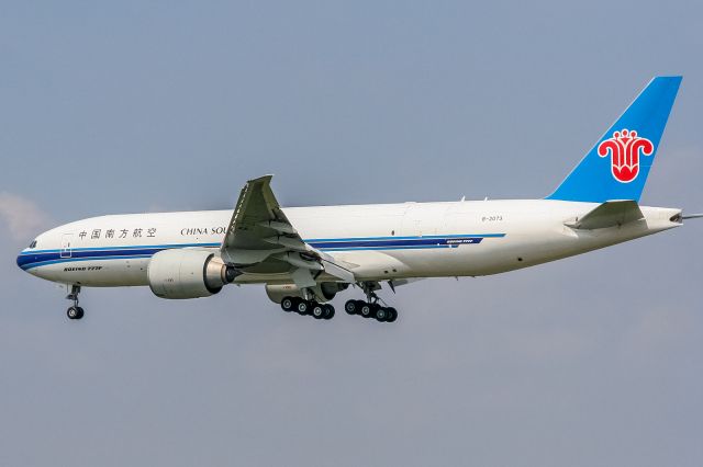 Boeing 777-200 (B-2073) - B-2073 China Southern Airlines Boeing 777-F1B @ Frankfurt - Rhein-Main International (FRA / EDDF) / 04.08.2011