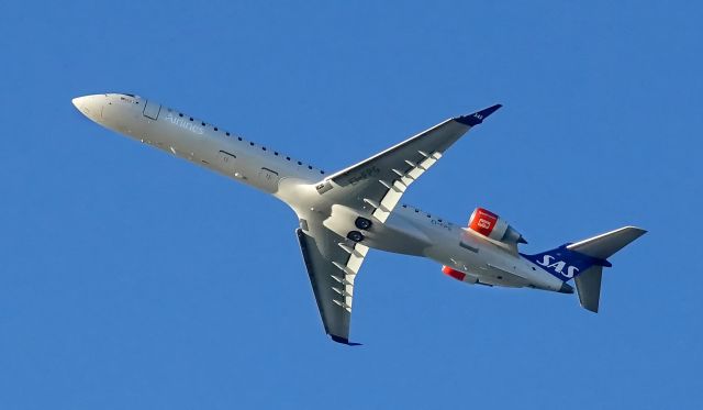 Canadair Regional Jet CRJ-900 (EI-FPG) - after take off at DUS/EDDL, 07.Feb 2020