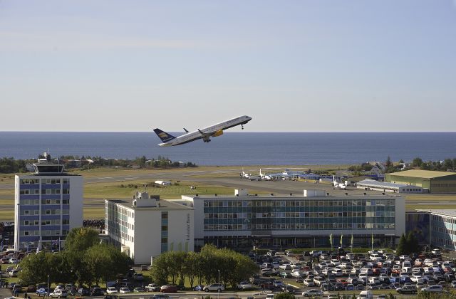 Boeing 757-200 (TF-FIZ) - Icelandair Boeing 757 makes a half runway takeoff during a flight show 11th sept. 2011.  The Reykjavik City Airport celebrated it´s 70th birthday during the show.