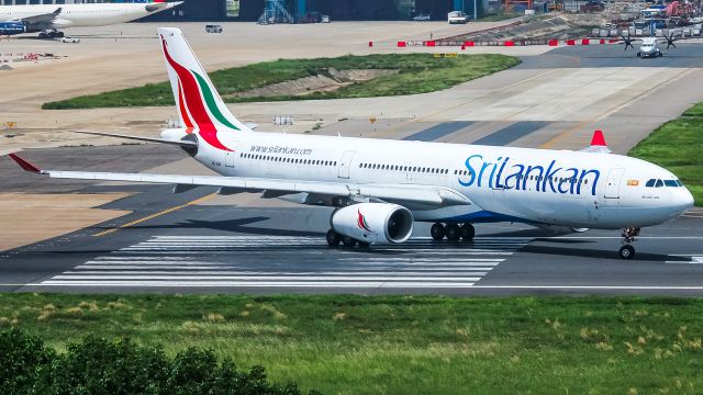 Airbus A330-300 (4R-ALM)