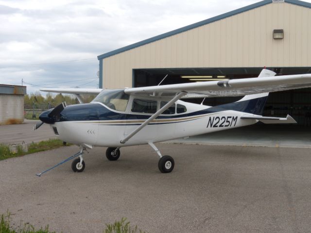 Cessna Skylane (N225M)