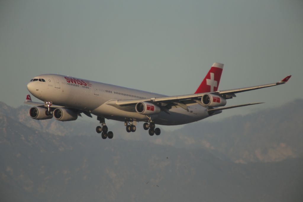 Airbus A340-300 (HB-JMF)