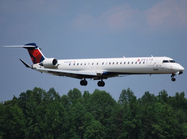 Canadair Regional Jet CRJ-700 (N195PQ) - Arriving 18C - 4/27/12