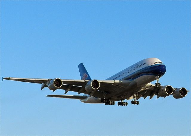 Airbus A380-800 (B-6137)
