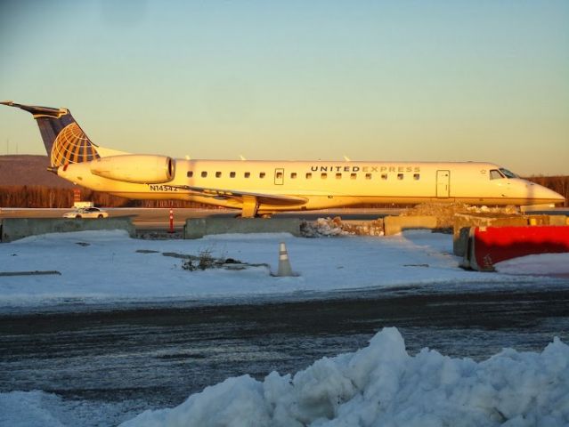 Embraer ERJ-145 (N1454Z) - 7h15 AM at Quebec city airport (YQB) (12/8/13)