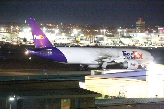 BOEING 777-200LR (N894FD)