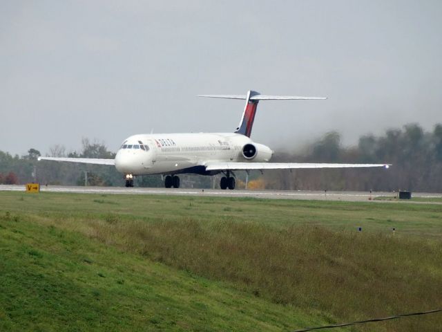 McDonnell Douglas MD-88 (N903DE)