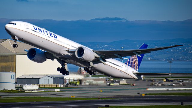 BOEING 777-300ER (N2644U) - Departing KSFO with the help of those mighty GE90s!