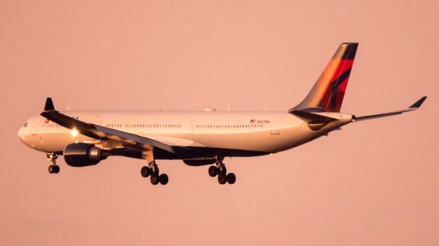 Airbus A330-300 (N827NW)