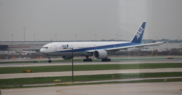 Boeing 777-200 (JA780A) - 081612 ANA starting take-off roll, Rwy10