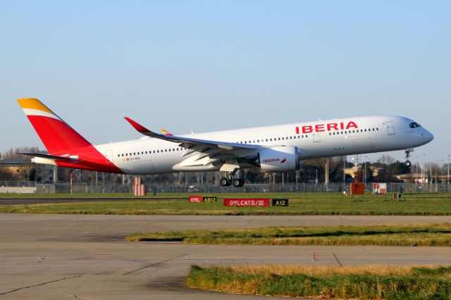 Airbus A350-900 (EC-NSC) - On short finals for rwy 09L on 19-Mar-22 operating flight IBE3166 from LEMD.