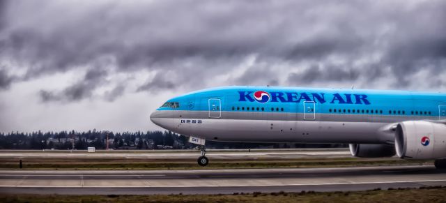 BOEING 777-300 (HL8041) - Korean Air arriving from its short hop over the Pacific