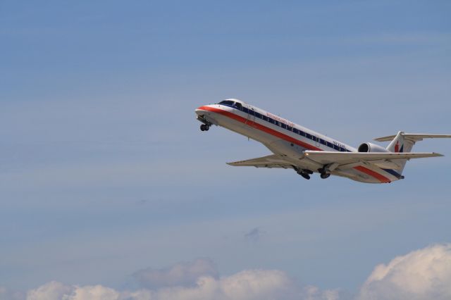 Embraer ERJ-135 (N722AE) - Departing from Montreal-Trudeau