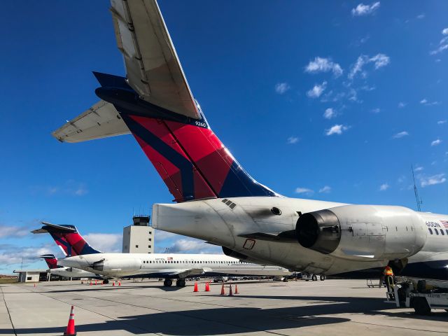 McDonnell Douglas MD-90 (N960DN) - MD-88 and MD-90 together!