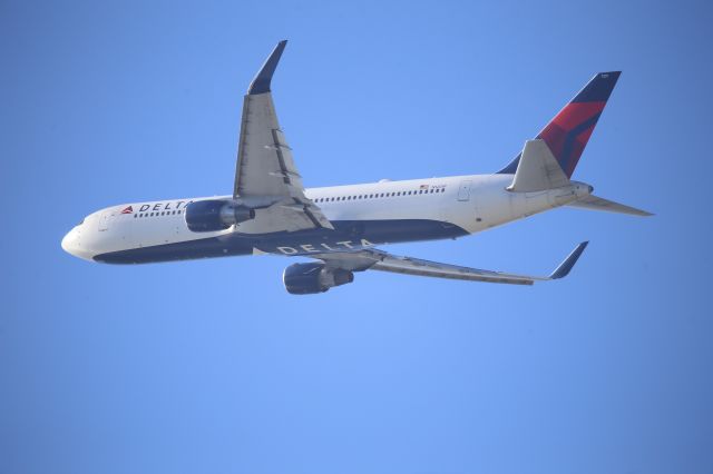 BOEING 767-300 (N1201P)