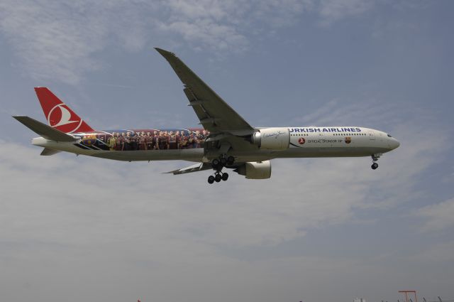 BOEING 777-300 (TC-JJI) - Final Approach to Narita Intl Airport R/W34R on 2011/6/28 Special c/s