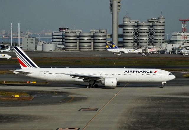 BOEING 777-300 (F-GSQL) - Taxing at HND (2016/11/22)