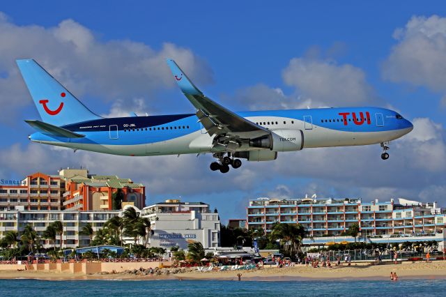 BOEING 767-300 (OO-JNL) - Landing above Maho Beach.