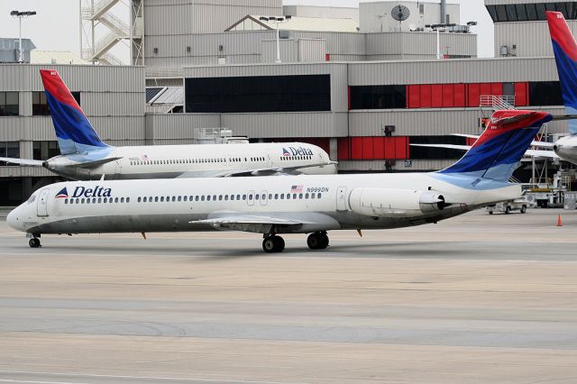 McDonnell Douglas MD-90 (N999DN)