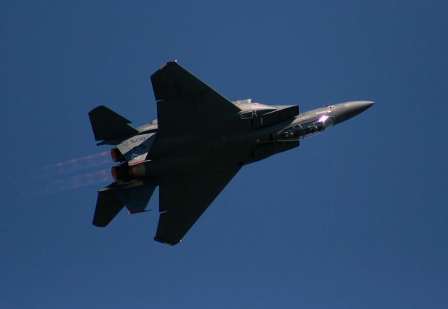 — — - An F-15E from the East Coast Demo Team Seymour Johnson AFB puts on a performance at Wings Over Whiteman 2009.