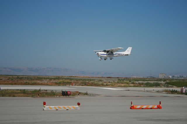 Cessna Skyhawk (N907LP)