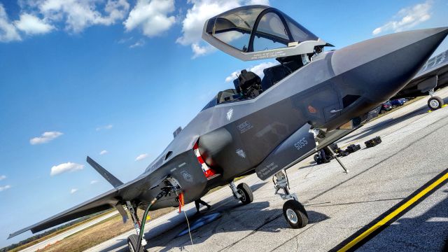 Lockheed F-35C — - F-35 gassing up - Airshow London 2017