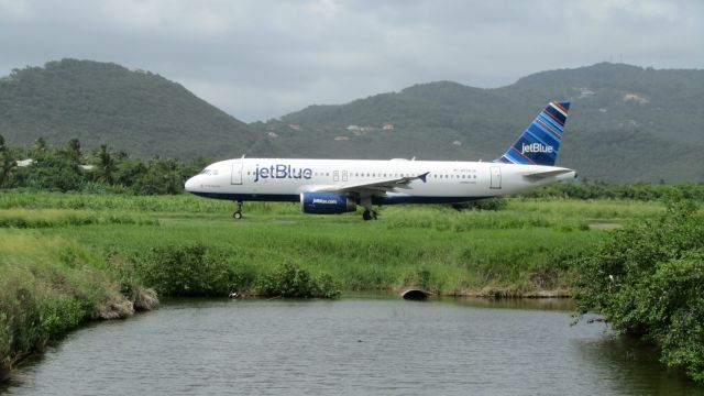 Airbus A320 (N599JB)