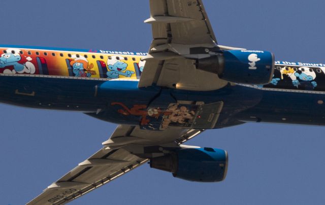 — — - The "Smurfs" A320 heading for Brussels Airport. 6 may afternoon above Jette (Brussels) two minutes before landing.