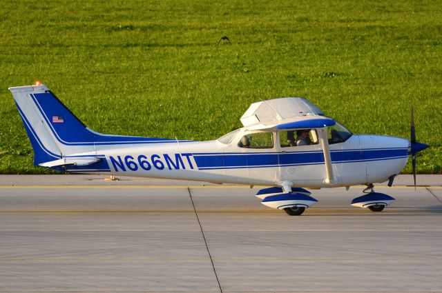 Cessna Skyhawk (N666MT)