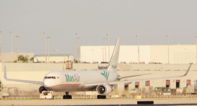 BOEING 767-300 (N420LA)