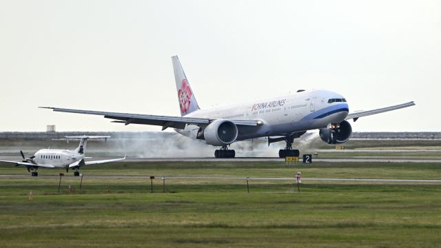 BOEING 777-300ER (B-18005)