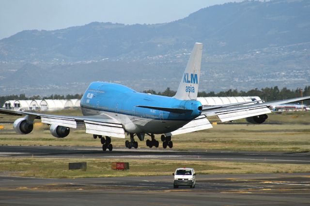 Boeing 747-400 (PH-BFC) - Landing for 05L.