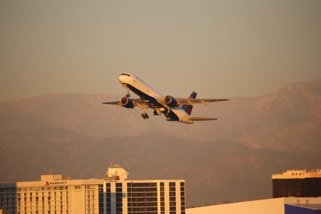 Boeing 757-200 (N654DL)