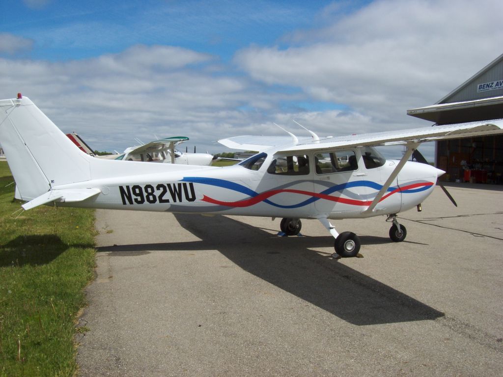 Cessna Skyhawk (N982WU) - 1998 Cessna