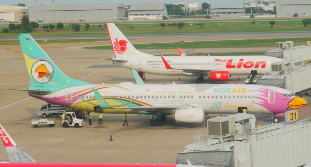 Boeing 737-700 (HS-DBQ) - A rare catch at the observation deck!